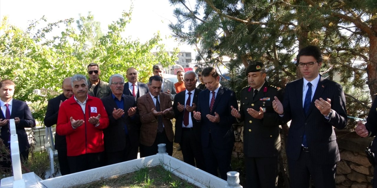 Van depreminde yaşamını yitirenler kabirleri başında anıldı