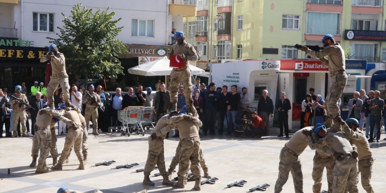 Çankırı'da Cumhuriyet'in 100. yılı dolayısıyla jandarma ekipleri gösteri yaptı