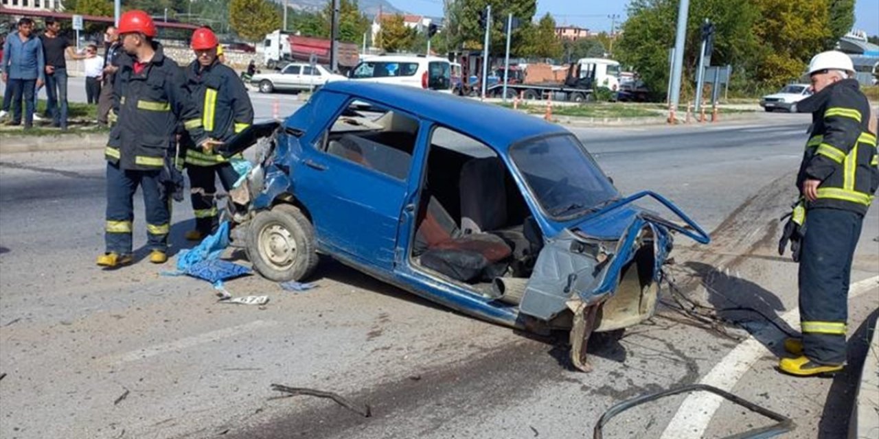 Kütahya'da tır ile otomobilin çarpışması sonucu 1 kişi öldü, 1 kişi yaralandı