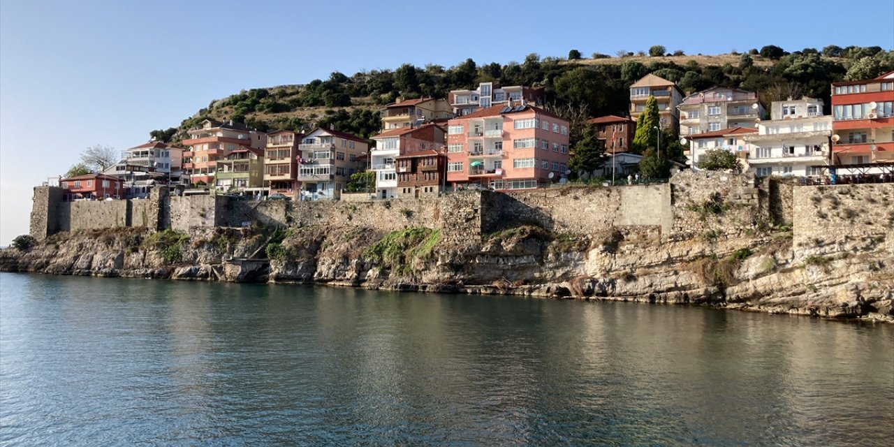 Amasra Kalesi'nin surlarına zarar veren bitki ve ağaçlar temizleniyor