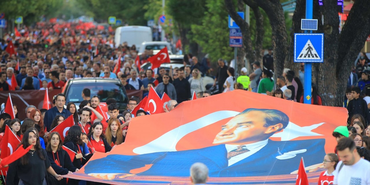 Muğla'da Türk bayraklarıyla "Cumhuriyet Yürüyüşü" düzenlendi