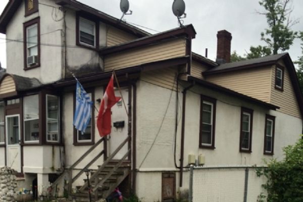 ABD'de bir eve Türk ve Işid bayrakları asıldı