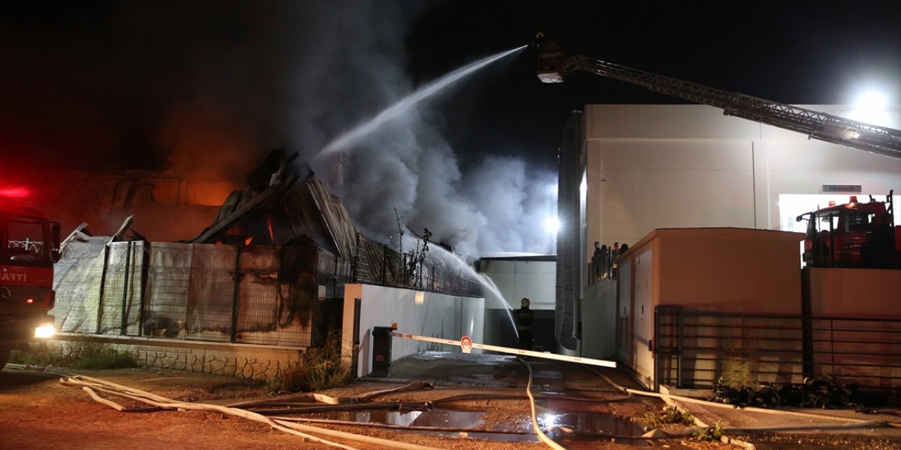 Manisa'da kauçuk fabrikasında çıkan yangını kontrol altına alındı