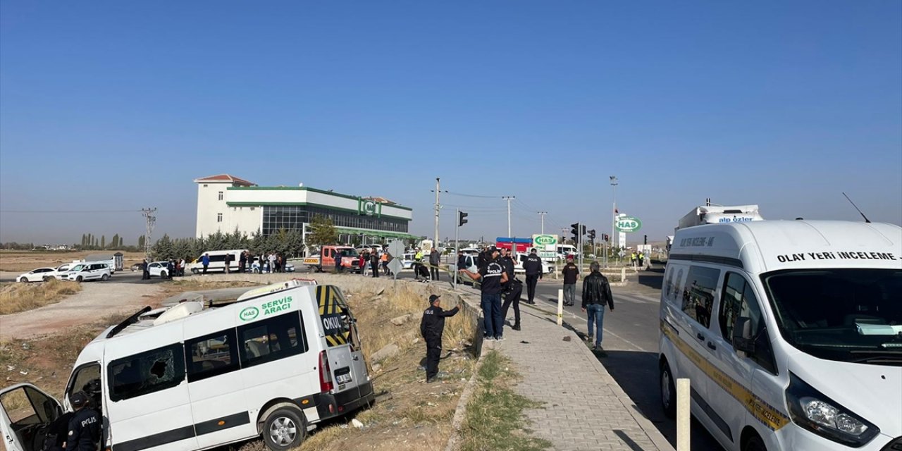 Aksaray'da işçi servisi ile kamyonetin çarpıştığı kazada 2 kişi öldü, 15 kişi yaralandı