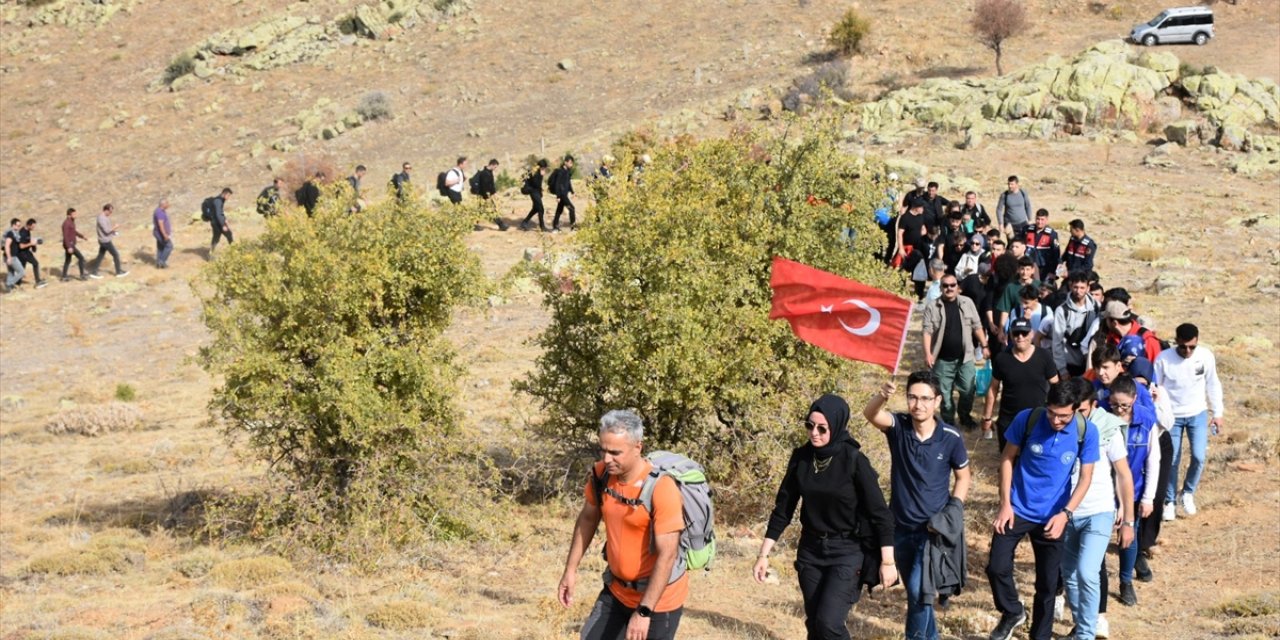 Kırşehir'de 100 gönüllü Cumhuriyet'in 100. yılında Çamlık Tepe'nin zirvesine tırmandı