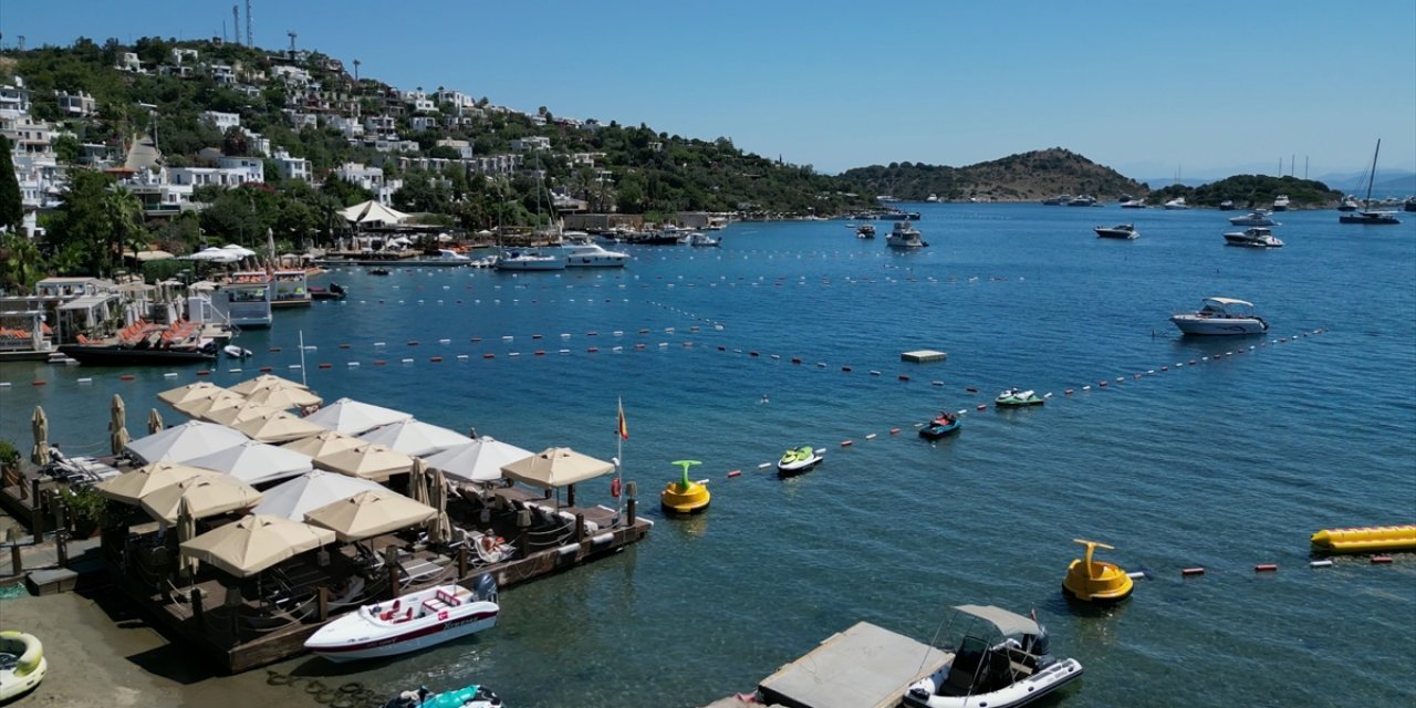 Turizm sezonunun uzadığı Bodrum'da yoğunluk sürüyor