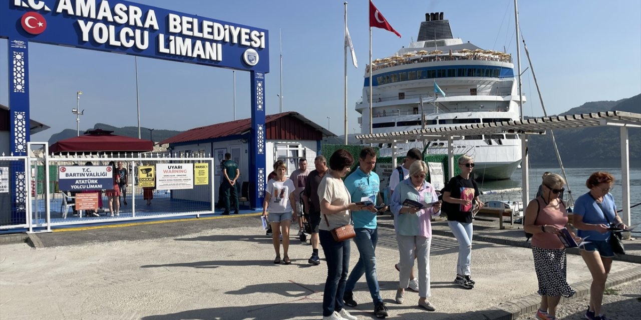 "Astoria Grande" kruvaziyeri 765 yolcusuyla Amasra'da demirledi