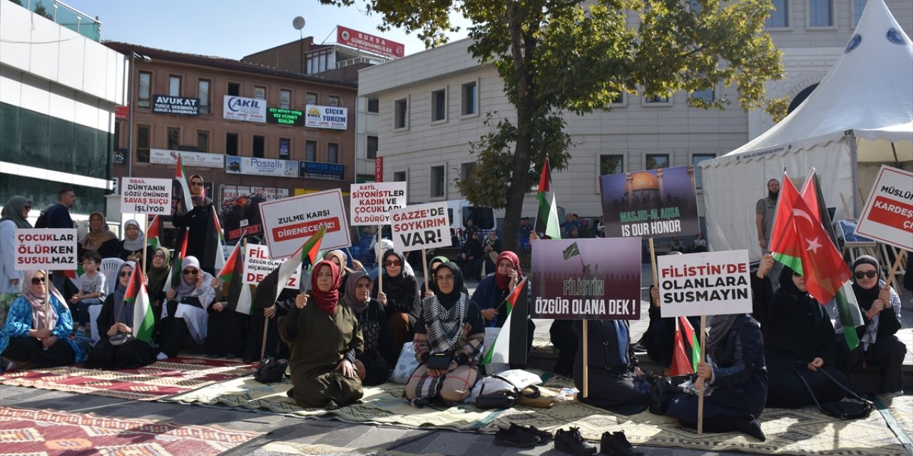 Bursalı kadınlar Filistin'e destek için çocuklarıyla oturma eyleminde