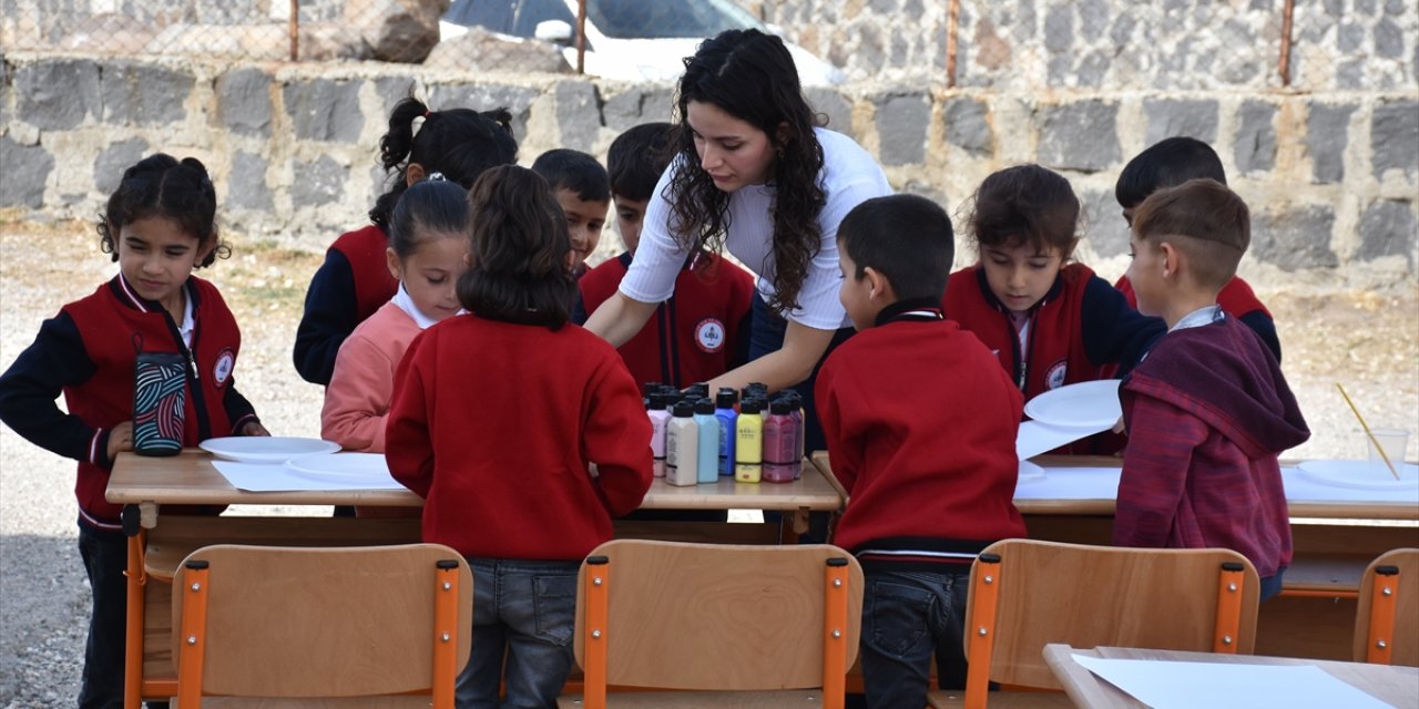 İstanbul'dan gelen ressam, Şırnak'ın köyünde çocuklarla resim yaptı