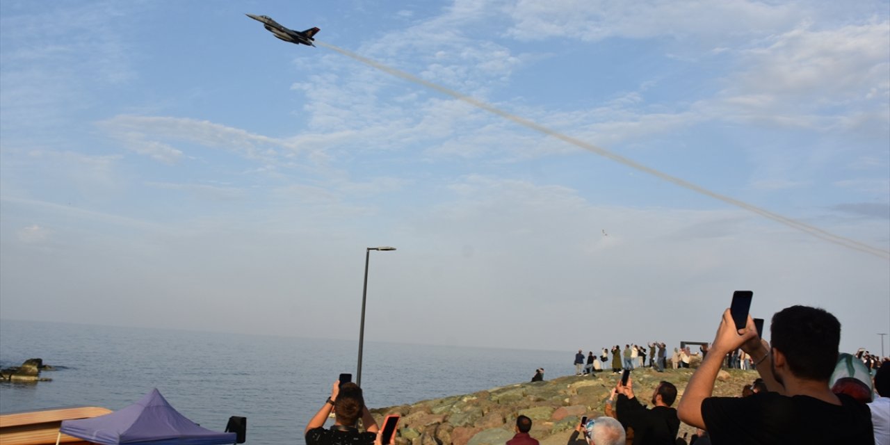 SOLOTÜRK Trabzon semalarında gösteri uçuşu yaptı