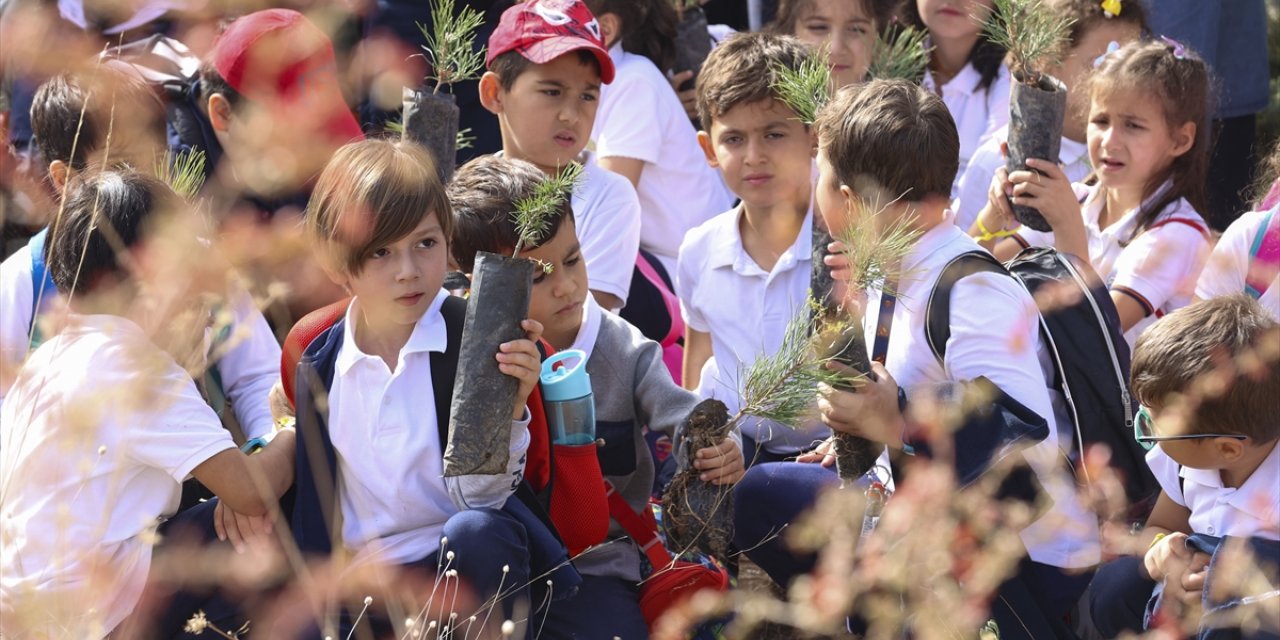 Ankaralı öğrenciler Cumhuriyet'in 100. yılında binlerce fidan dikti