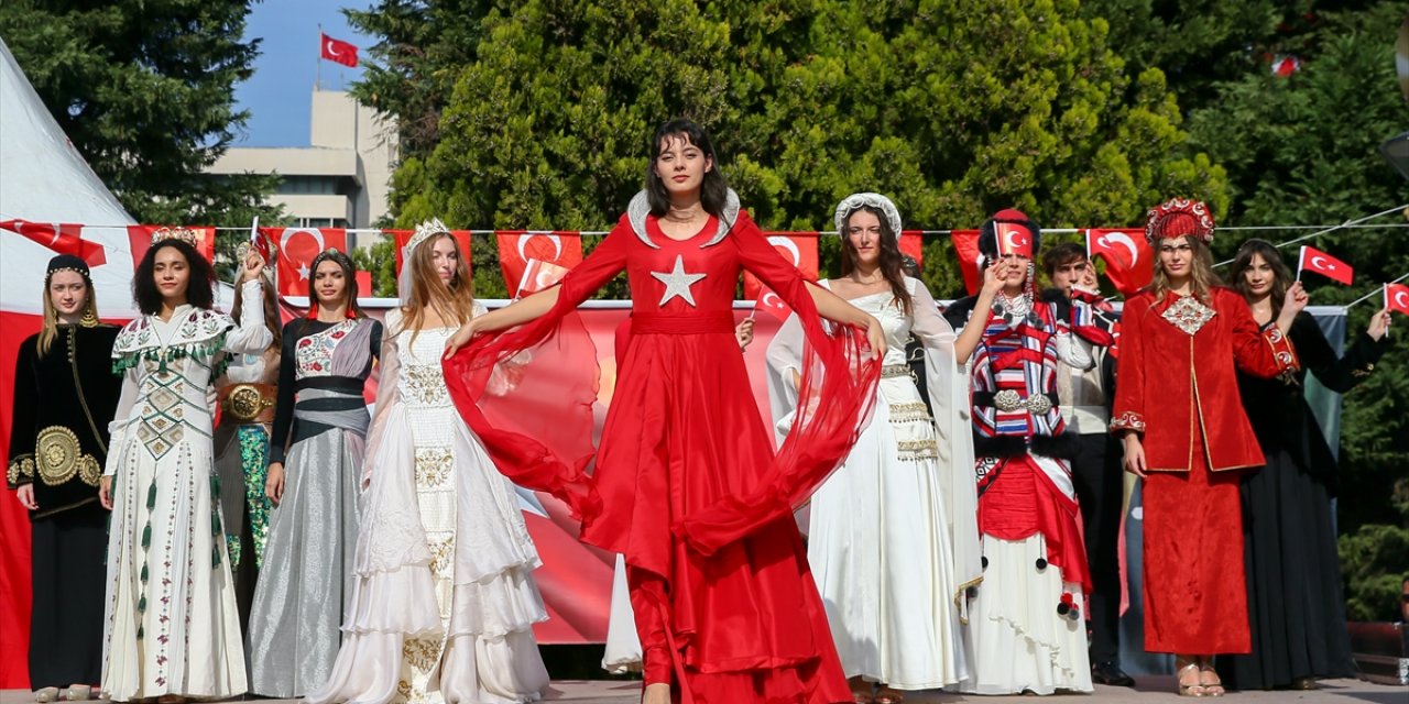 İzmir'de Anadolu Selçuklu'dan Cumhuriyet'e uzanan kıyafetler sergilendi