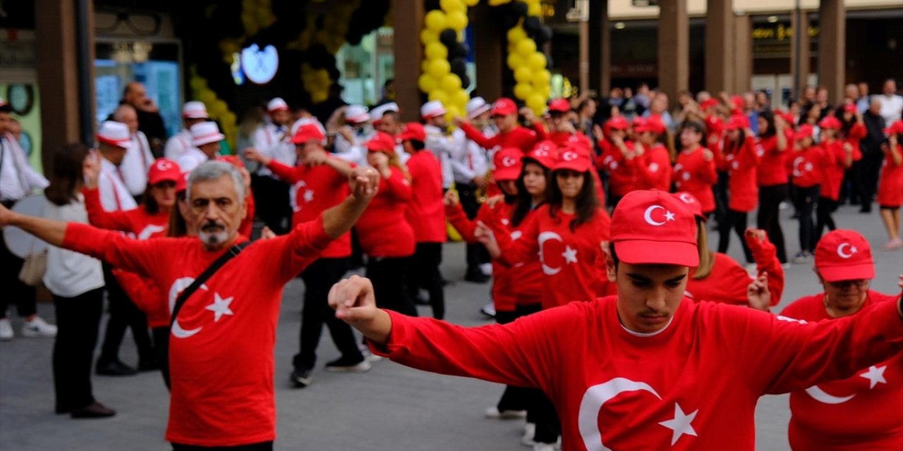 Balıkesir'de Cumhuriyet'in 100'üncü yılı etkinliğinde 100 kişi zeybek oynadı