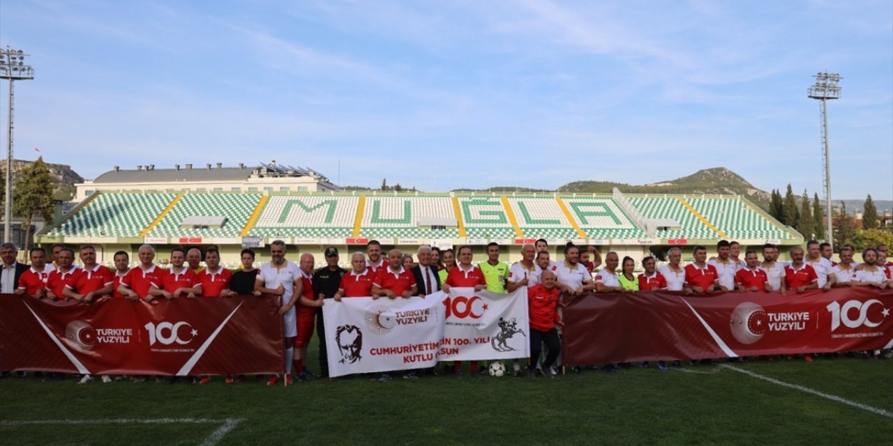 Muğla'da Cumhuriyet'in 100. yılı etkinlikleri kapsamında gösteri maçı yapıldı