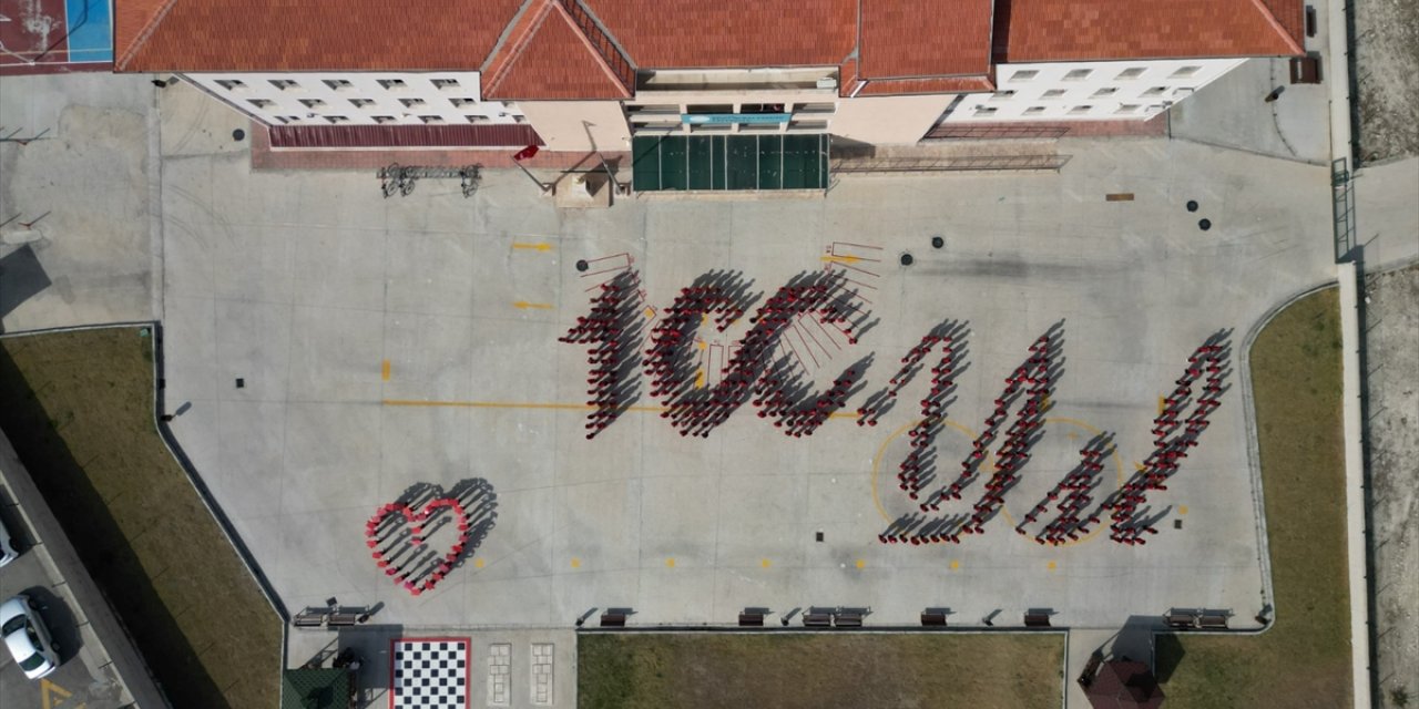 İzmir'de öğrencilerden "100. Yıl" koreografisi