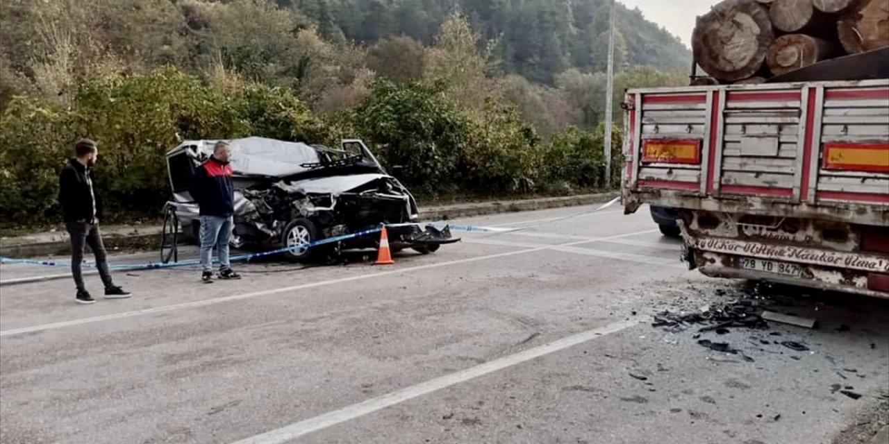 Karabük'te park halindeki kamyona çarpan minibüste 1 kişi öldü