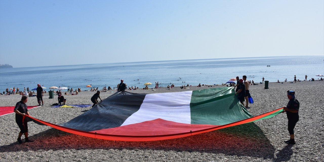 Antalya'da arama kurtarma ekipleri denizde Türk ve Filistin bayrakları açtı