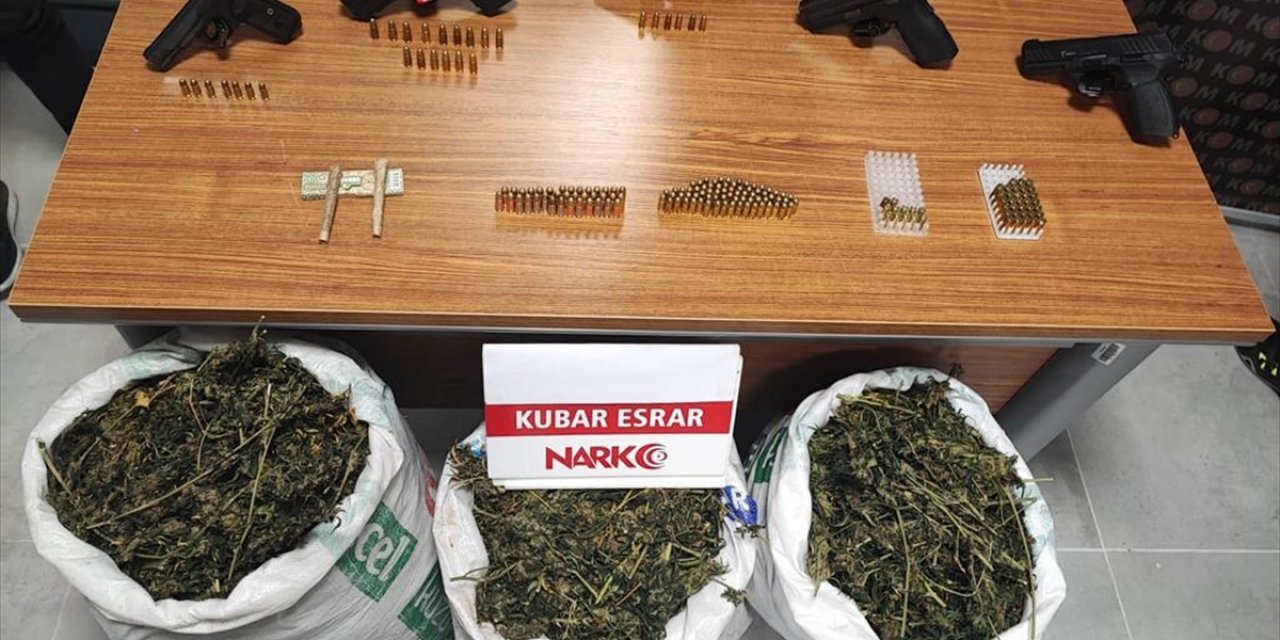 Yalova'da uyuşturucuyla mücadelede plaket verilen zanlının evinde 33 kilogram uyuşturucu çıktı