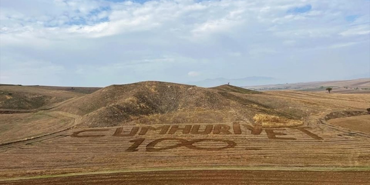 Merzifonlu çiftçi tarlasına traktörle "Cumhuriyet" yazdı