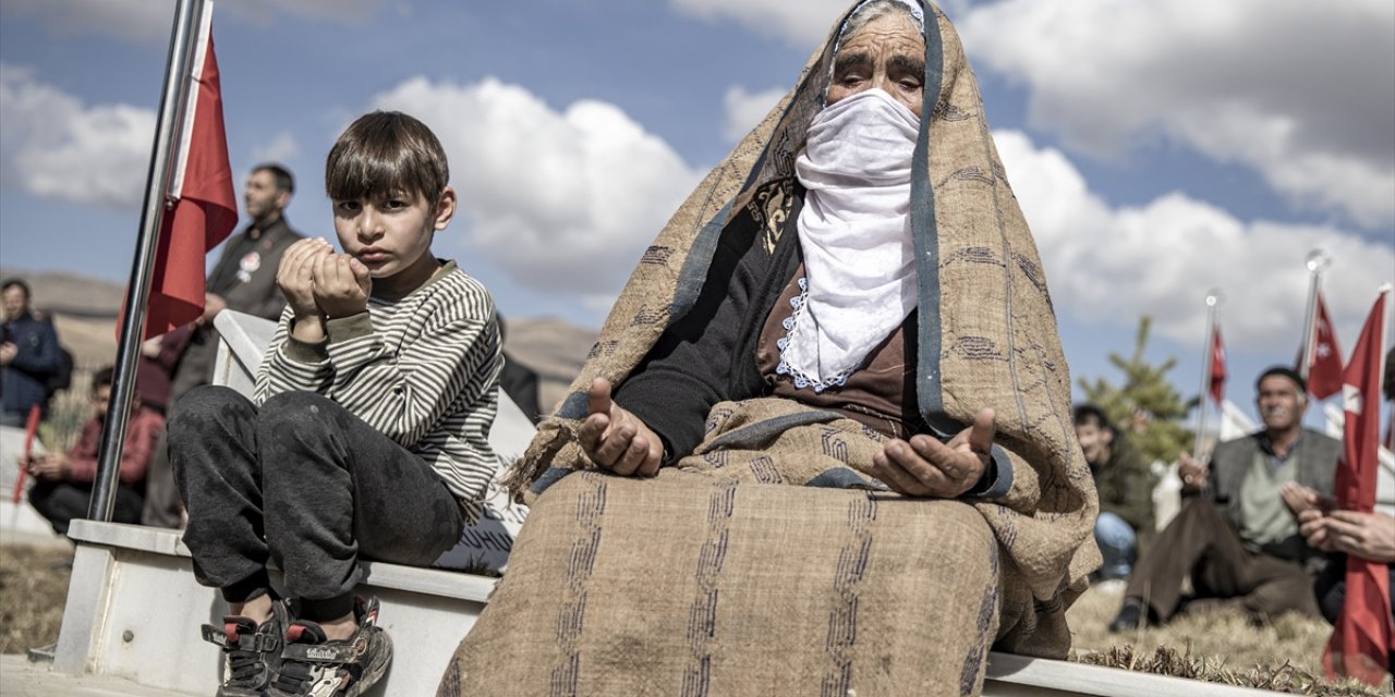 PKK'lı teröristlerin katlettiği 33 Yavi şehidi mezarları başında anıldı