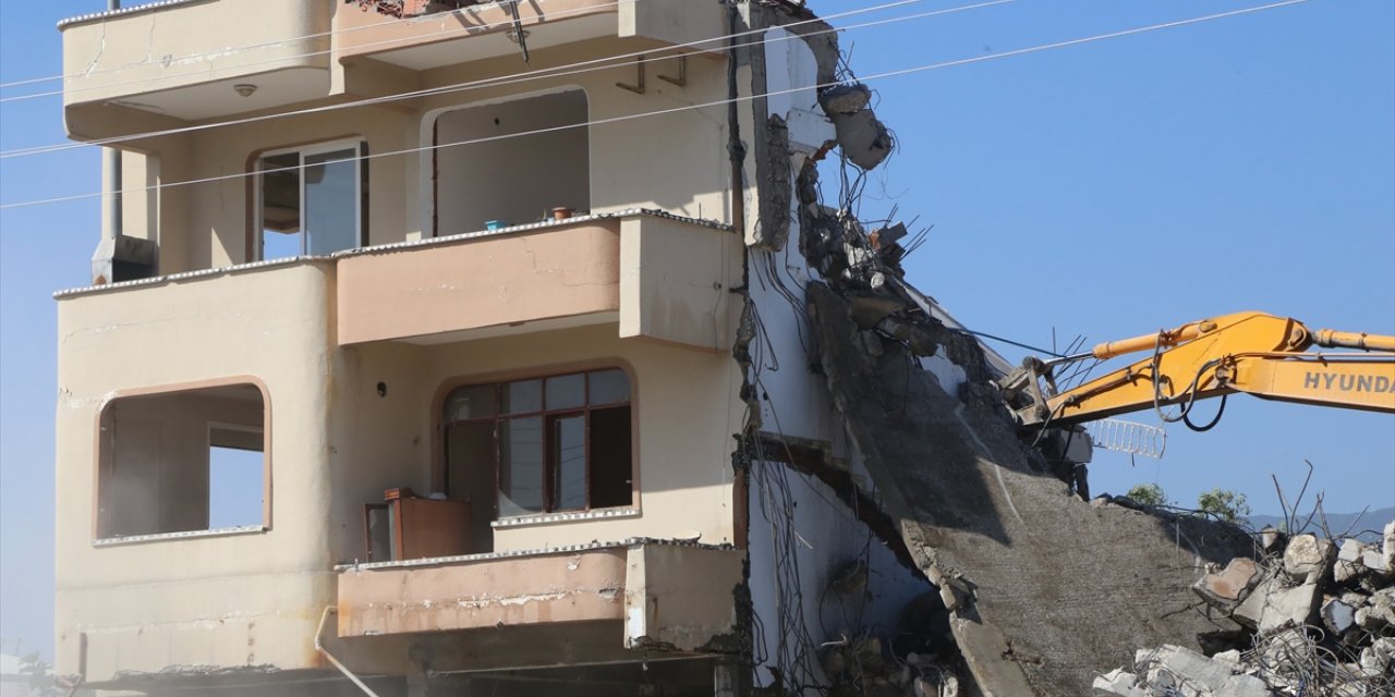 Hatay'da depremlerde ağır hasar alan 4 bina kontrollü yıkıldı