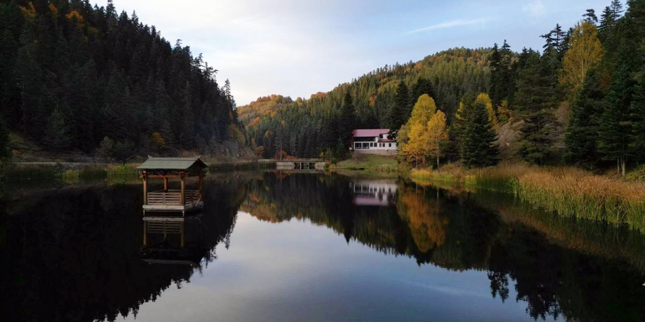 Sinop'un turizm merkezlerinden Akgöl, ziyaretçilerine sonbaharın güzelliğini yaşatıyor