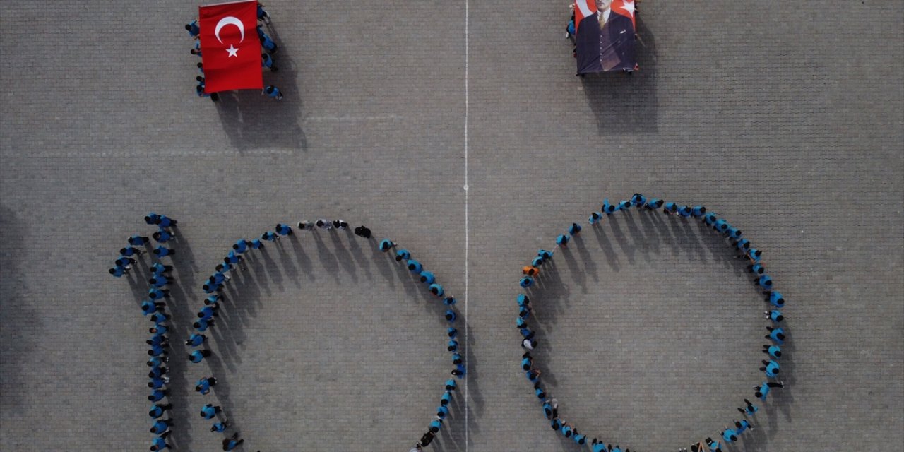 Manisa'da öğrencilerden Cumhuriyet'in 100'üncü yılına özel koreografi