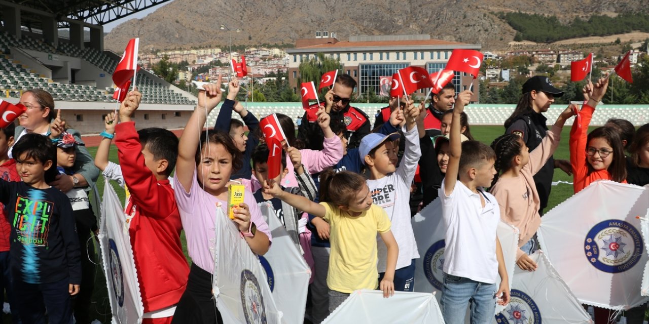 Amasya'da polislerden Cumhuriyet'in 100'üncü yılında 100 çocukla uçurtma şenliği