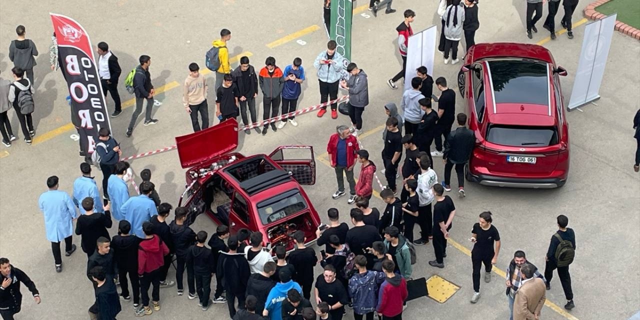 Bursa'da meslek lisesi öğrencileri Togg ile modifiyeli araçları inceledi