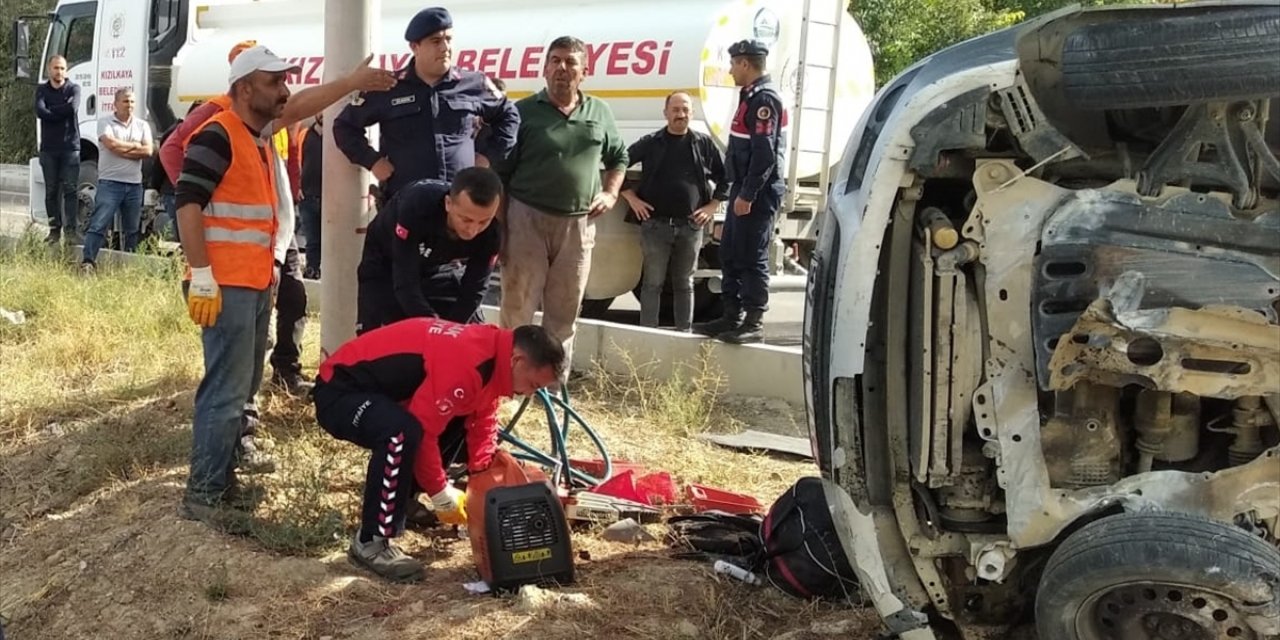 Burdur'da ağaca çarpan otomobildeki baba oğul öldü