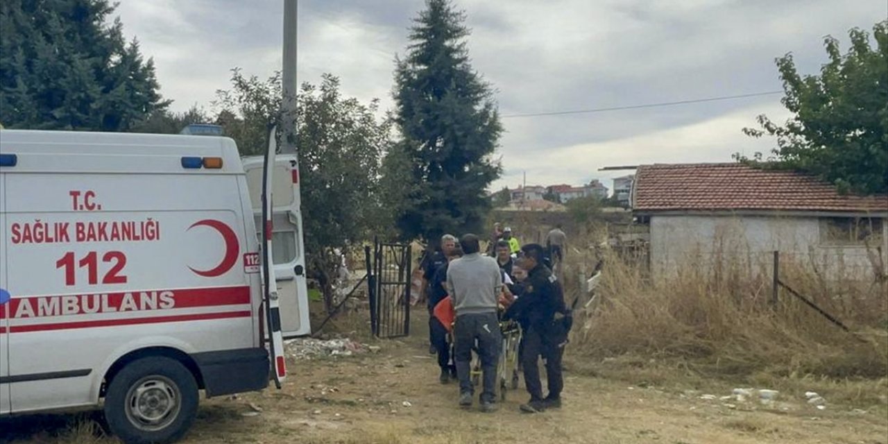 Uşak'ta karısını ve gönül ilişkisi olduğunu iddia ettiği kişiyi bıçaklayan şüpheli yakalandı