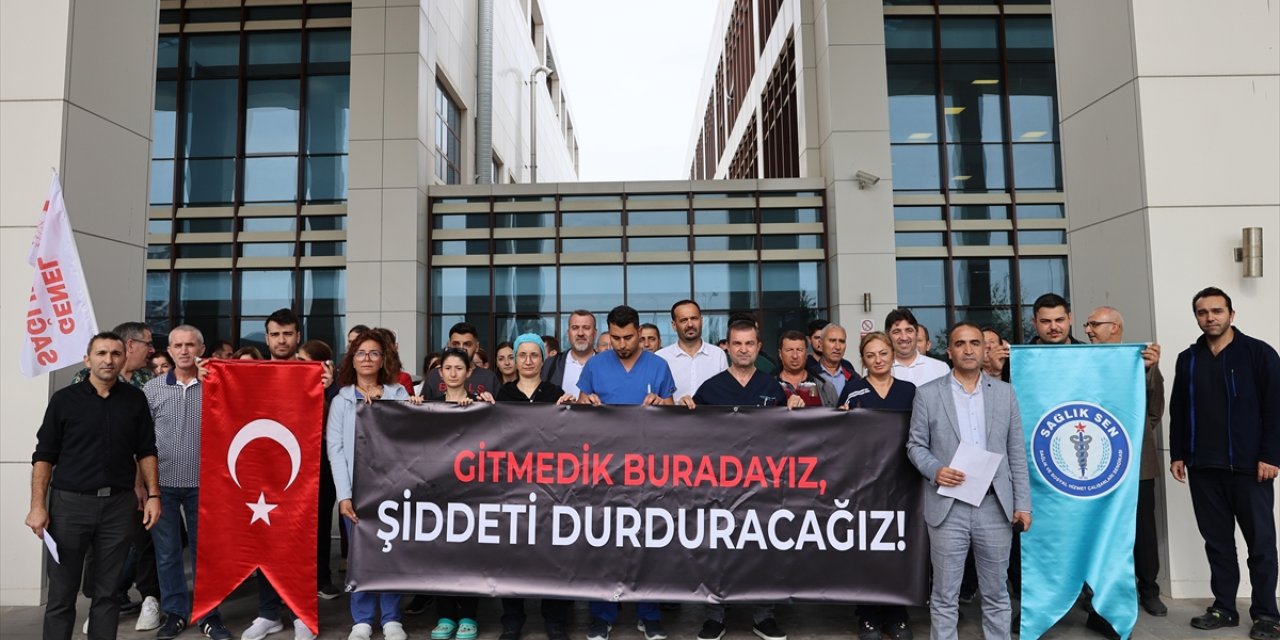 Edirne'de acil servis doktorunun silahla tehdit edilmesi sağlıkçılar tarafından protesto edildi