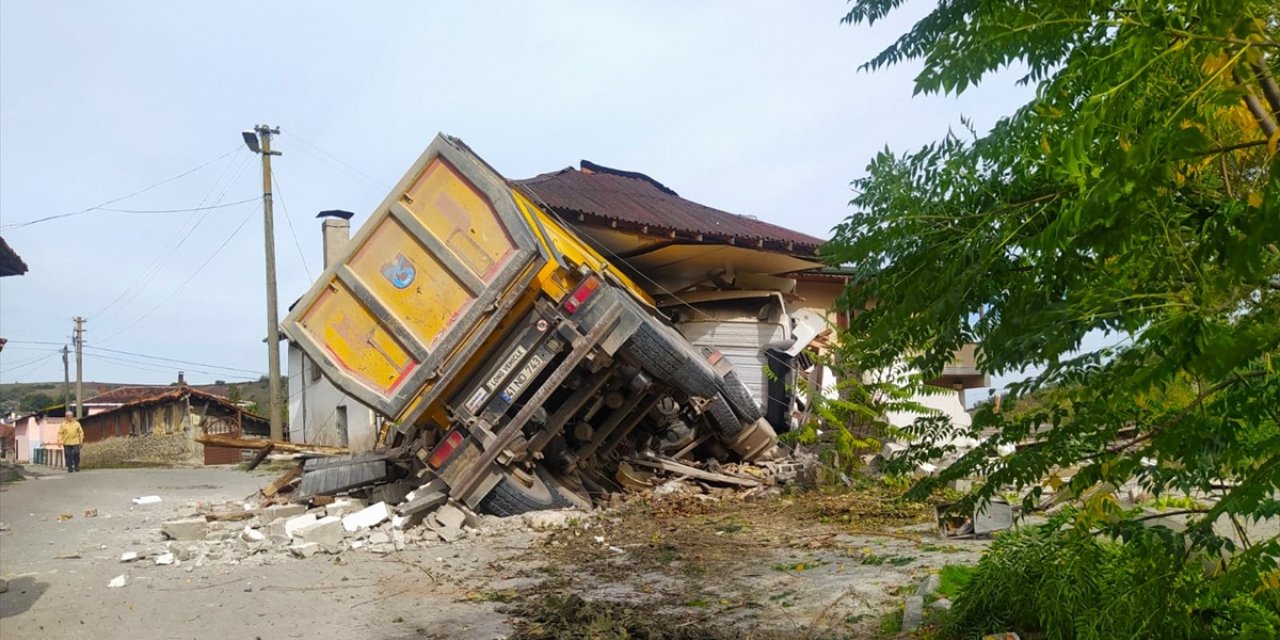 Kocaeli'de eve çarpan hafriyat kamyonunun sürücüsü yaralandı