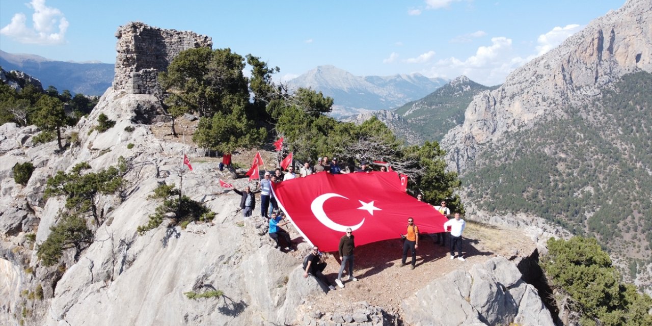 Adana'da Cumhuriyet'in 100. yılı dolayısıyla tarihi kalede Türk bayrağı açıldı