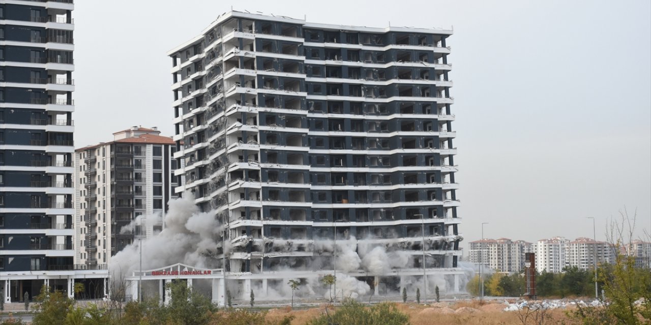 Malatya'da ağır hasarlı 14 katlı bina patlayıcı kullanılarak yıkıldı