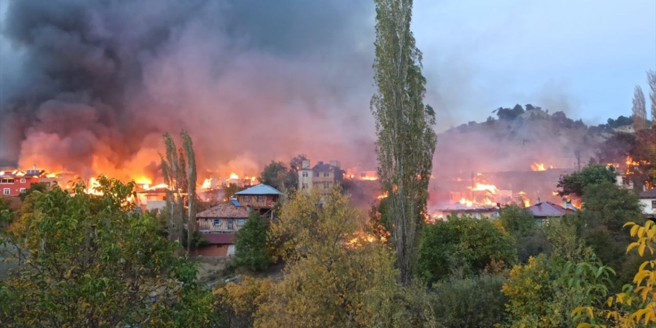 GÜNCELLEME - Kastamonu'da 15 köy evini etkileyen yangın söndürülmeye çalışılıyor