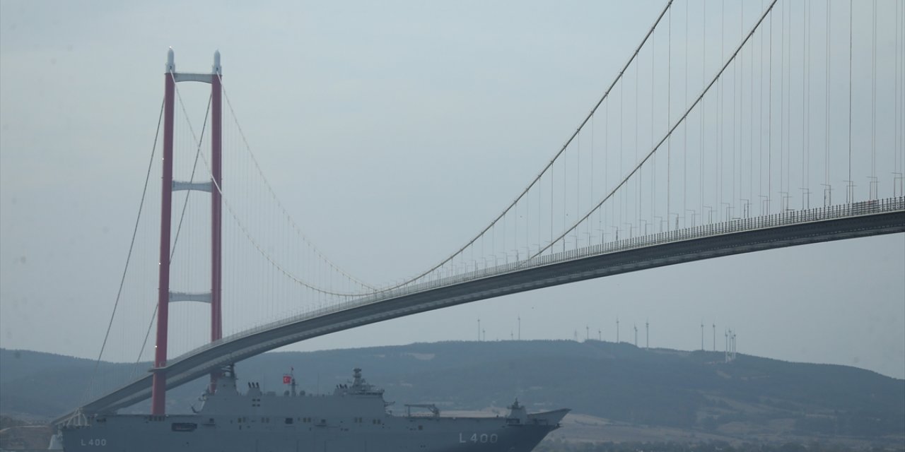 TCG Anadolu Çanakkale Boğazı'ndan geçti