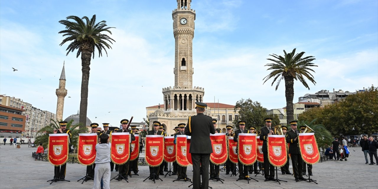 İzmir'de askeri bando Konak Meydanı'nda konser verdi