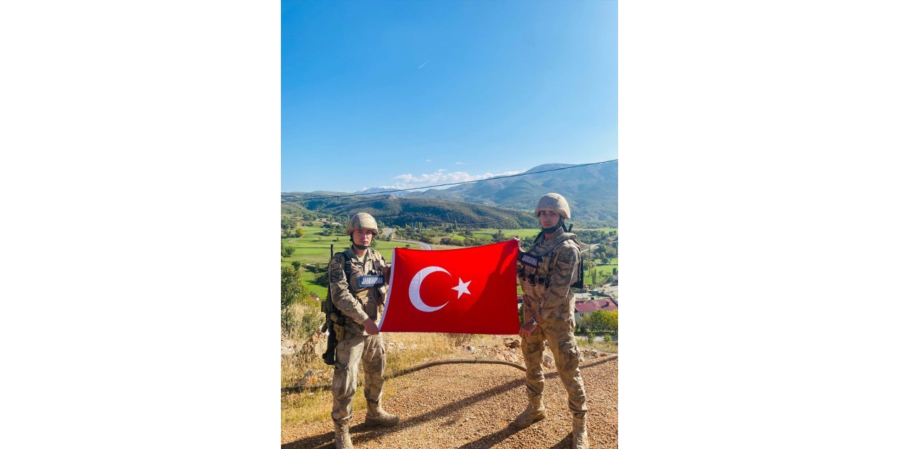 Bitlis'te jandarma personeli üst bölgelerinde Türk bayrağı açtı