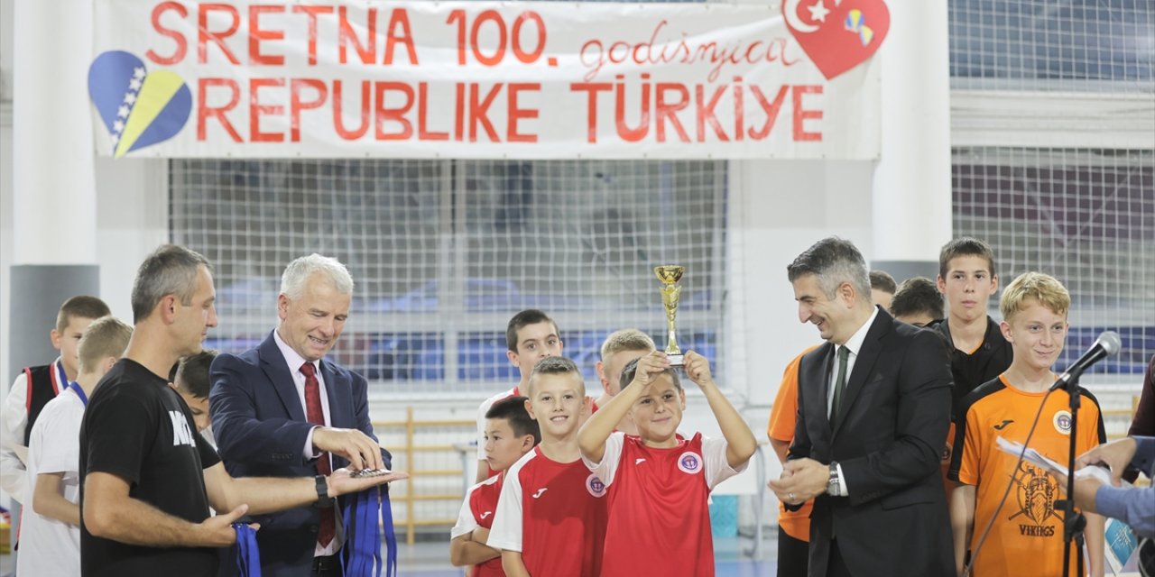 Bosna Hersek'te, Cumhuriyet'in 100. yılı etkinliklerinde spor müsabakasını kazanan öğrencilere ödül