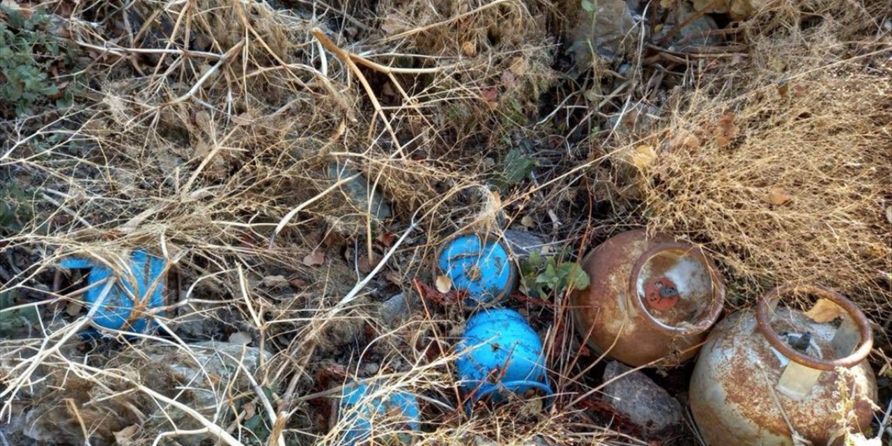 Hakkari'de teröristlere ait çeşitli malzemeler ele geçirildi