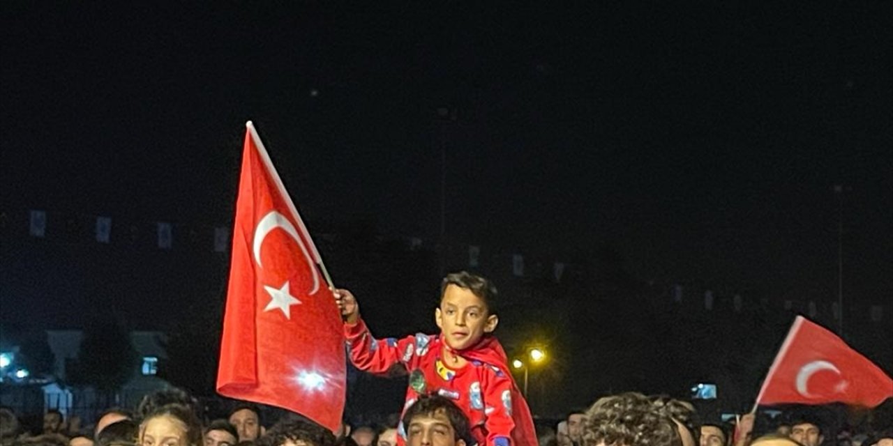 Adana'da 100. Yıl Cumhuriyet Konserleri'nde Pinhani grubu sahne aldı