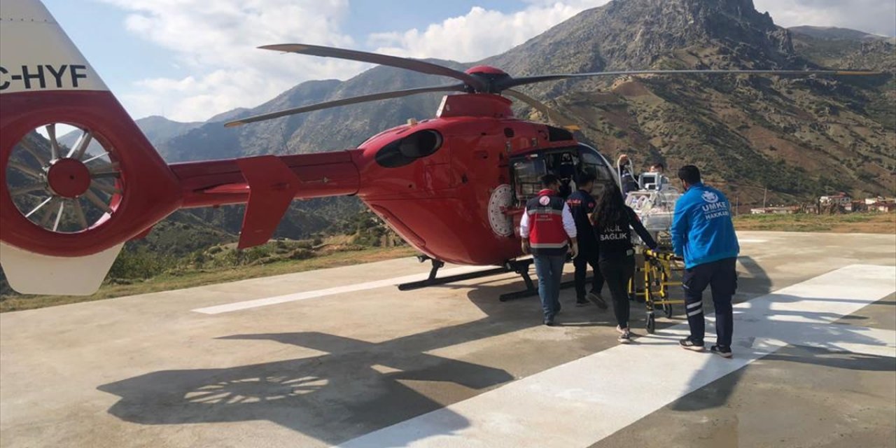 Hakkari'de soğutma tedavisine ihtiyacı olan bebek, ambulans helikopterle Van'a ulaştırıldı