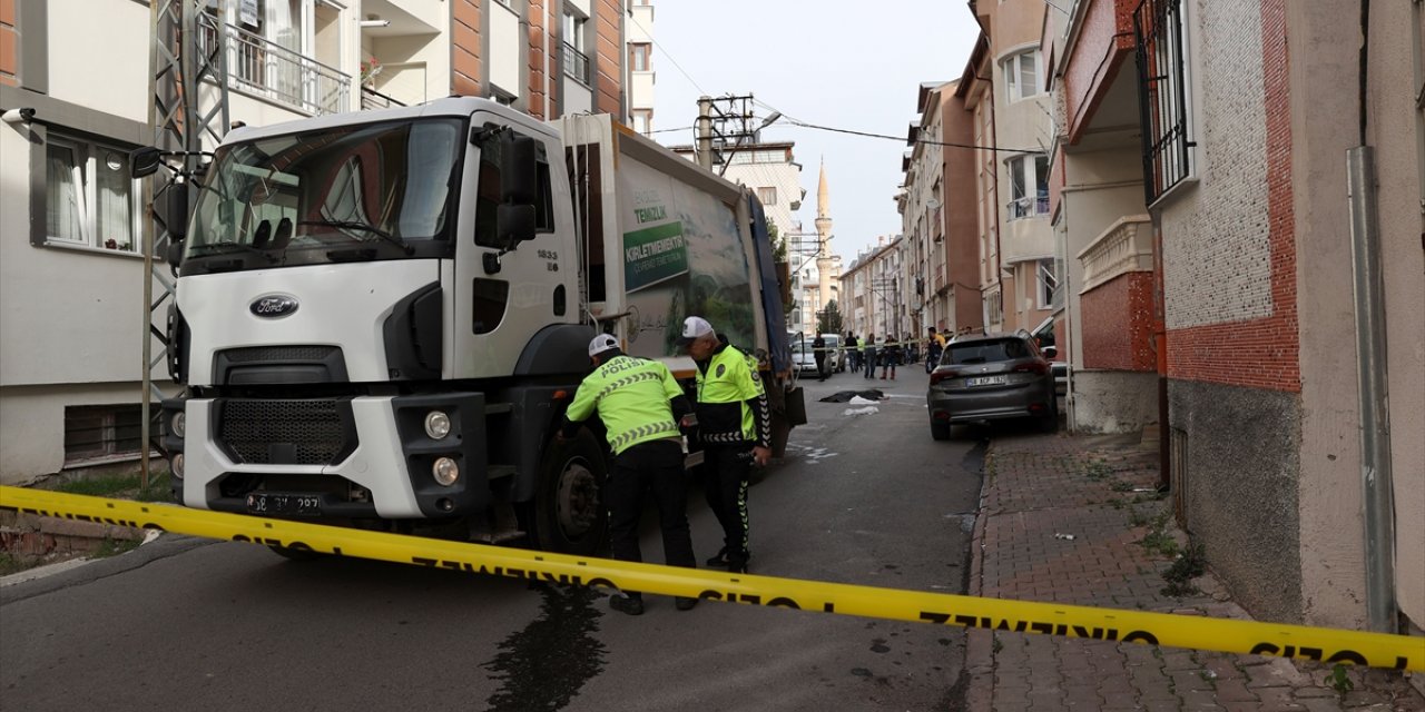 Sivas’ta çöp kamyonunun çarptığı yaya hayatını kaybetti