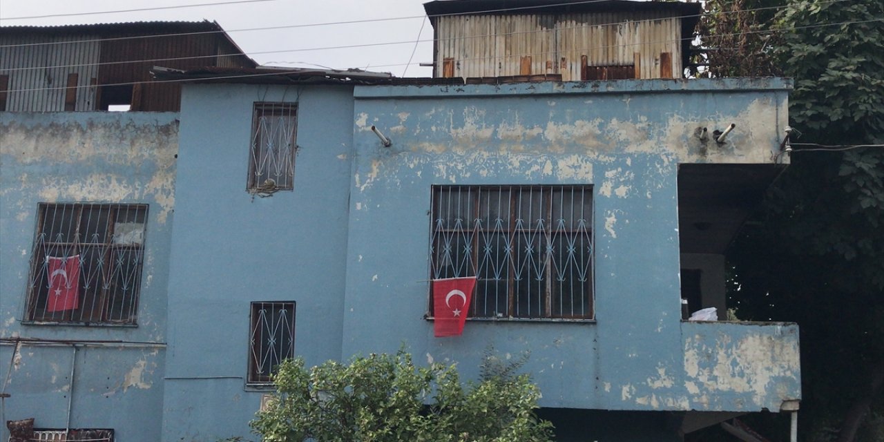 Adana'da bir kişi evde karısını baltayla öldürdü