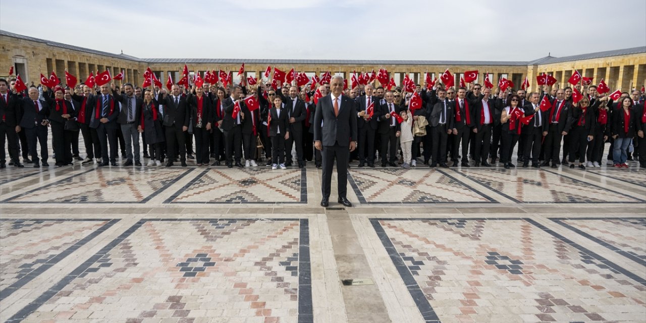 Toyota Türkiye heyeti Cumhuriyet'in 100. yılı kapsamında Anıtkabir'i ziyaret etti