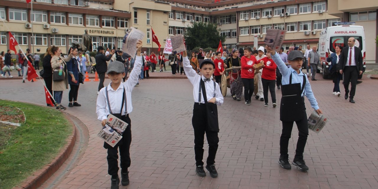 Sinop'ta öğrenciler 100. yılda Cumhuriyet'in ilanı haberinin yer aldığı gazeteler dağıttı