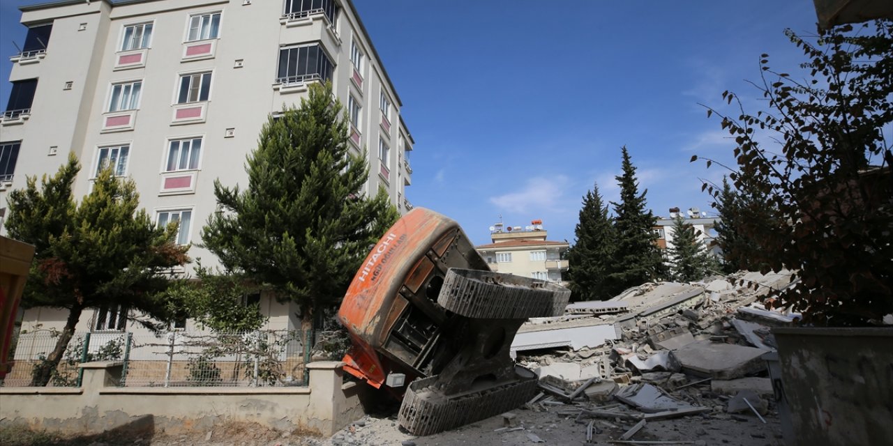 Gaziantep'te ağır hasarlı binanın iş makinesi üzerine devrilmesi kamerada