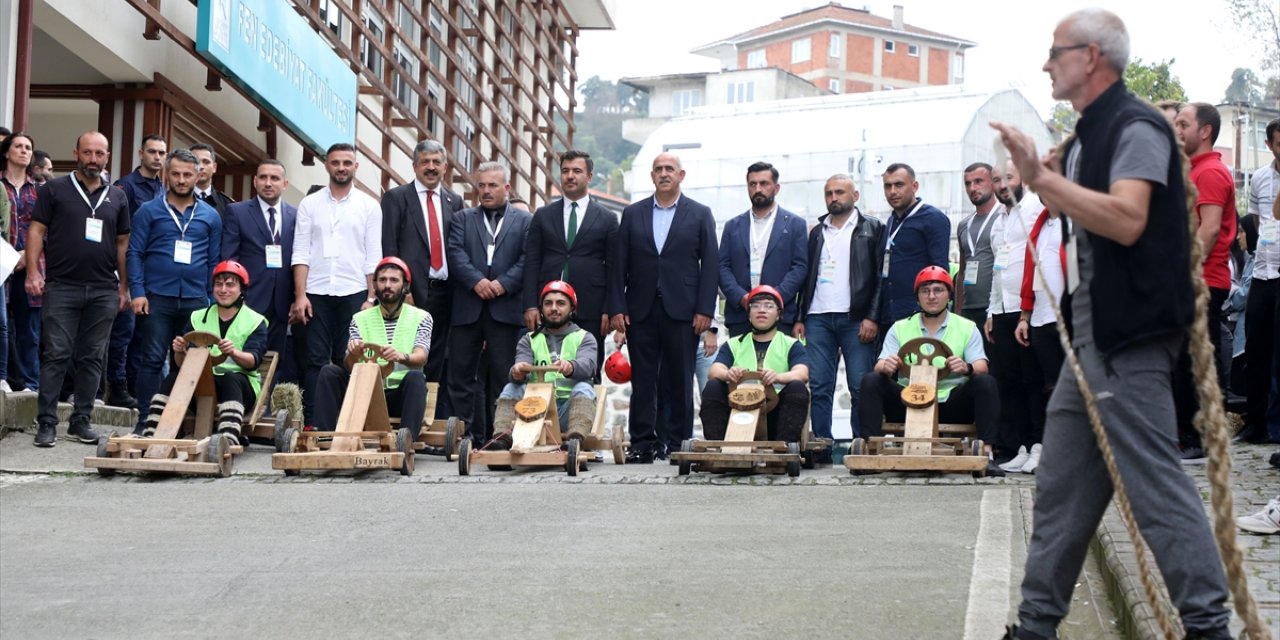 Rize'de üniversite öğrencileri tahta araba yarışlarıyla heyecan dolu anlar yaşadı