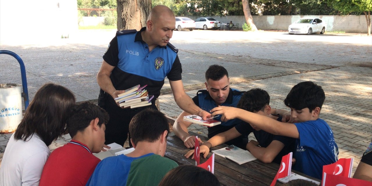 Adana'da polis, öğrencilerle kitap okudu